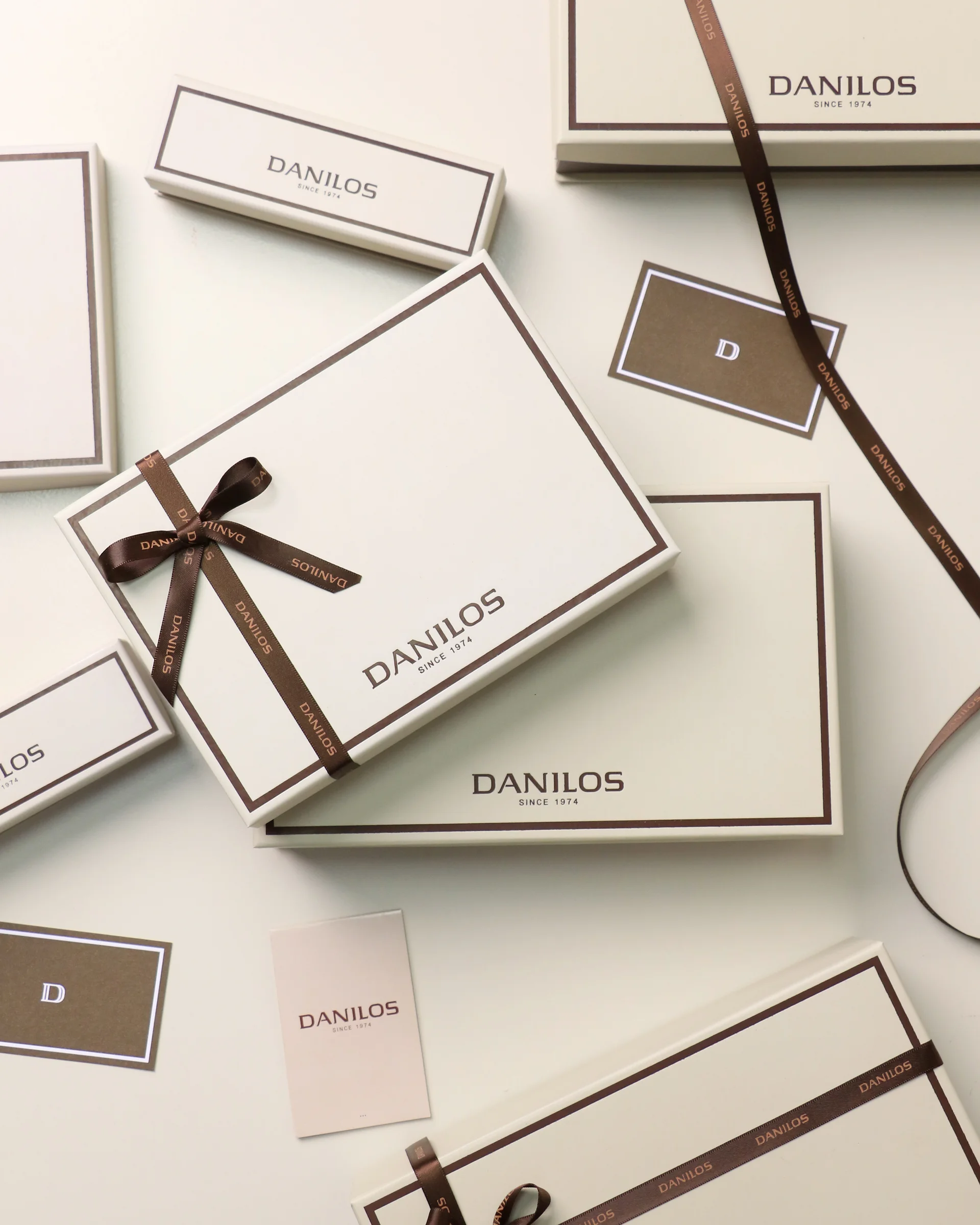 Edición de regalos — billeteras, wristlets y artículos pequeños
